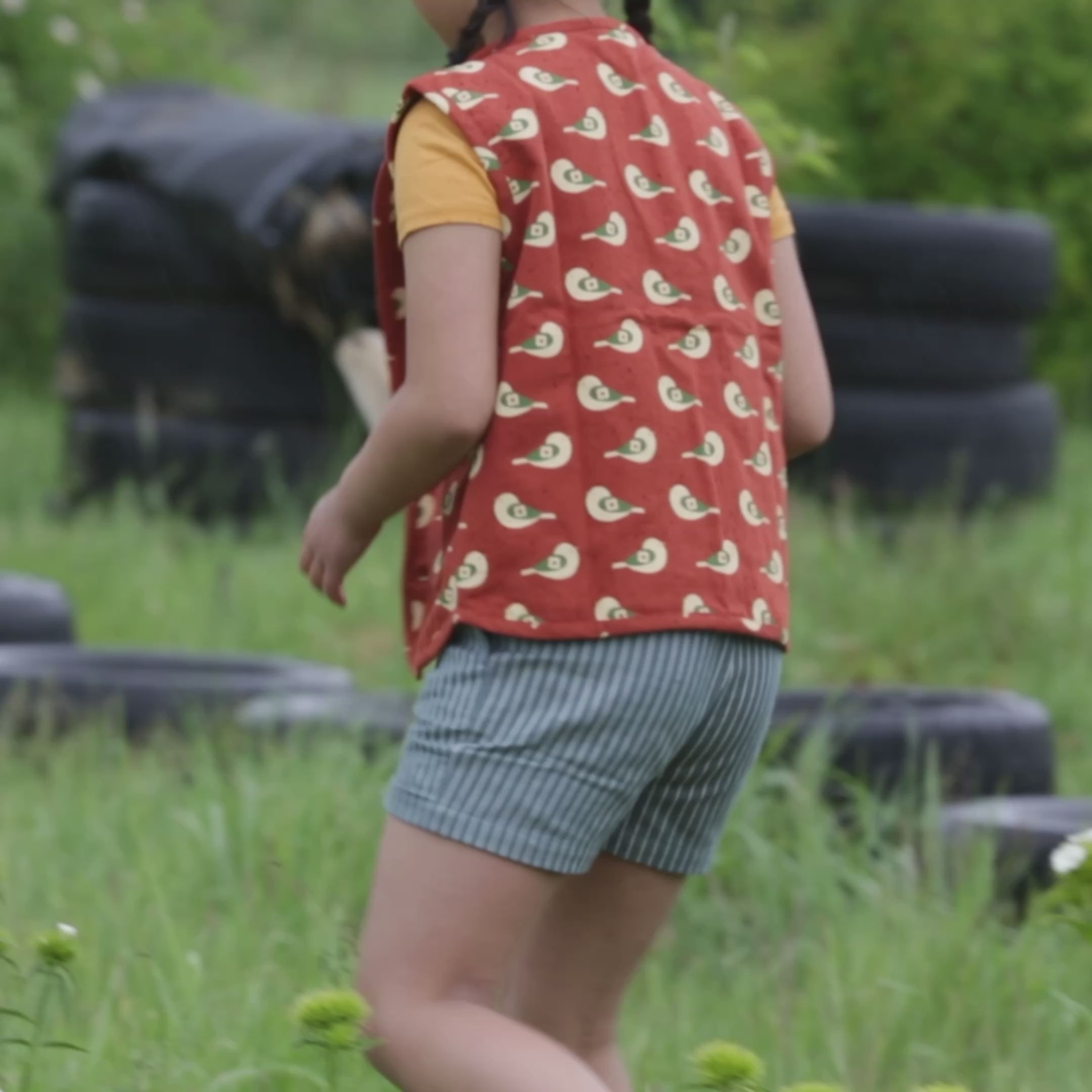 Load video: Spring Birds Spring Gilet