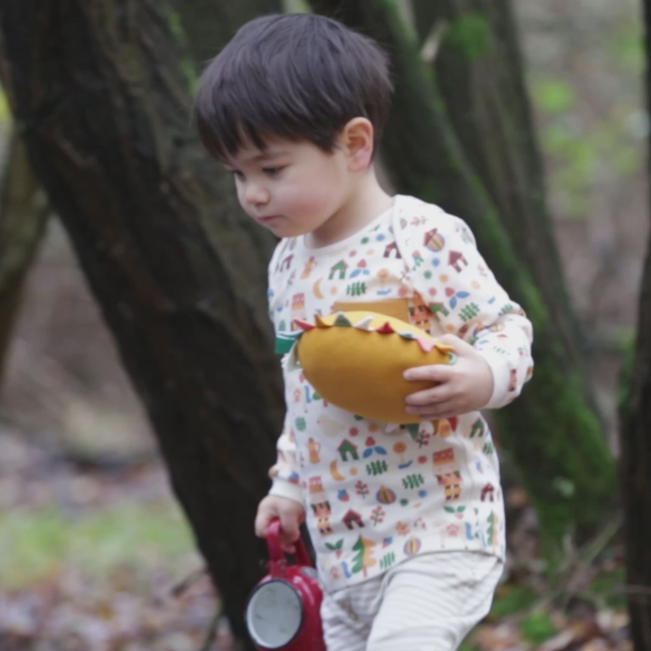 Load video: Toy Box Organic T-Shirt &amp; Jogger Playset